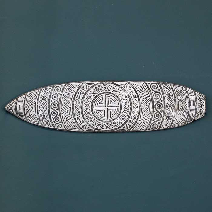 Arte vertical de Bali com traços étnicos profundos, ideal para decorações com ancestralidade.