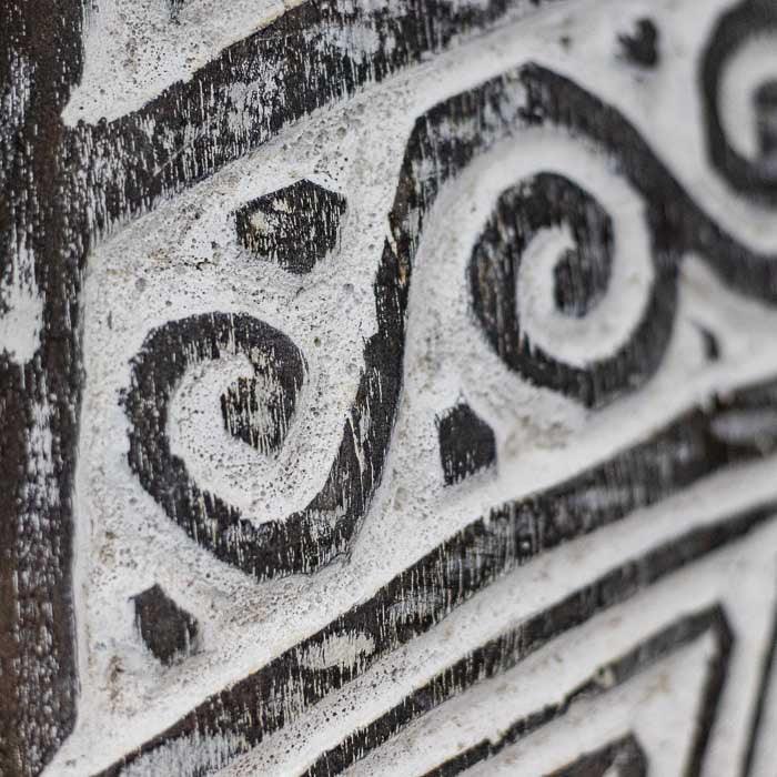 Escultura timorense em madeira natural, feita à mão com acabamento rústico e expressivo.