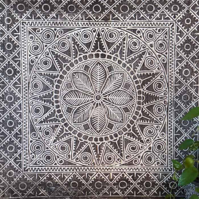 Painel entalhado artesanal de 100cm inspirado na arte tribal de Timor, feito à mão na Indonésia em madeira natural com símbolos étnicos e acabamento rústico.