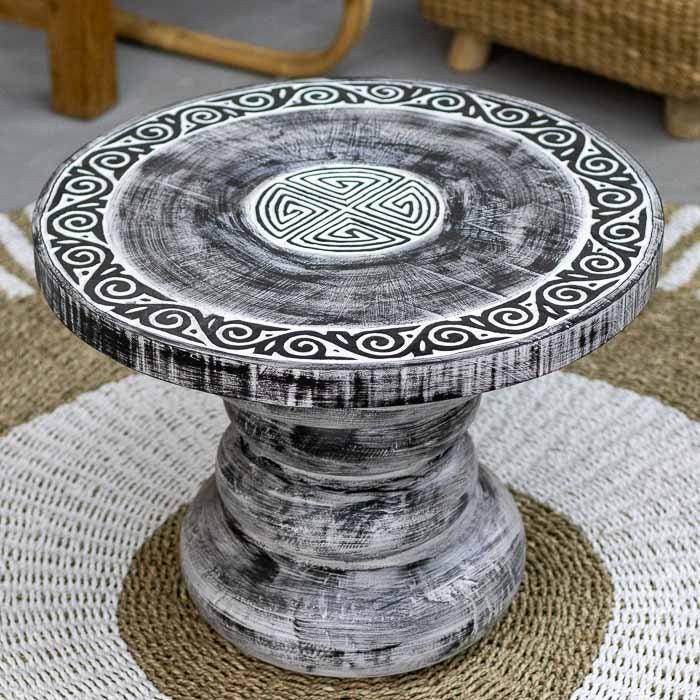 Mesa de centro redonda em madeira com acabamento pátina, entalhada à mão.