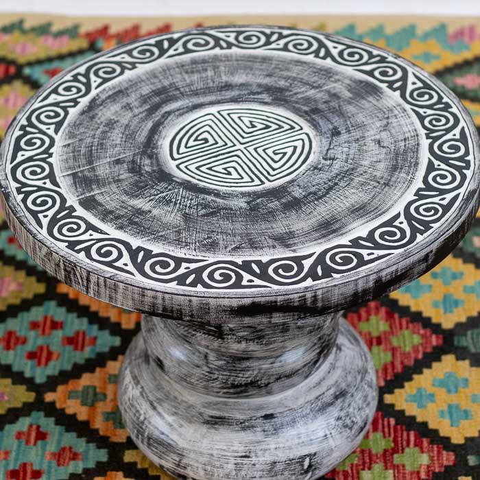 Móvel de centro importado, com pintura envelhecida em preto e branco.