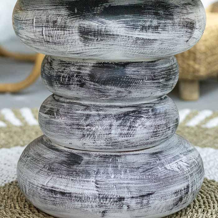 Mesinha artesanal de Timor, com detalhe de desenho tribal no centro do tampo.