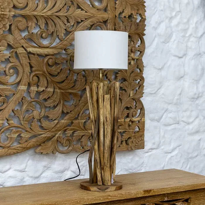 Abajur natural em teca com estrutura orgânica produzida artesanalmente em Bali perfeito para compor espaços com atmosfera leve e elegante.