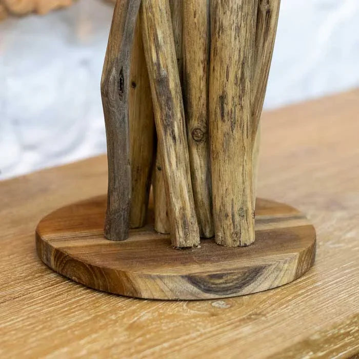 Abajur artesanal em teca com design fluido e textura natural feito em Bali perfeito para ambientes que valorizam estética orgânica e calor visual.