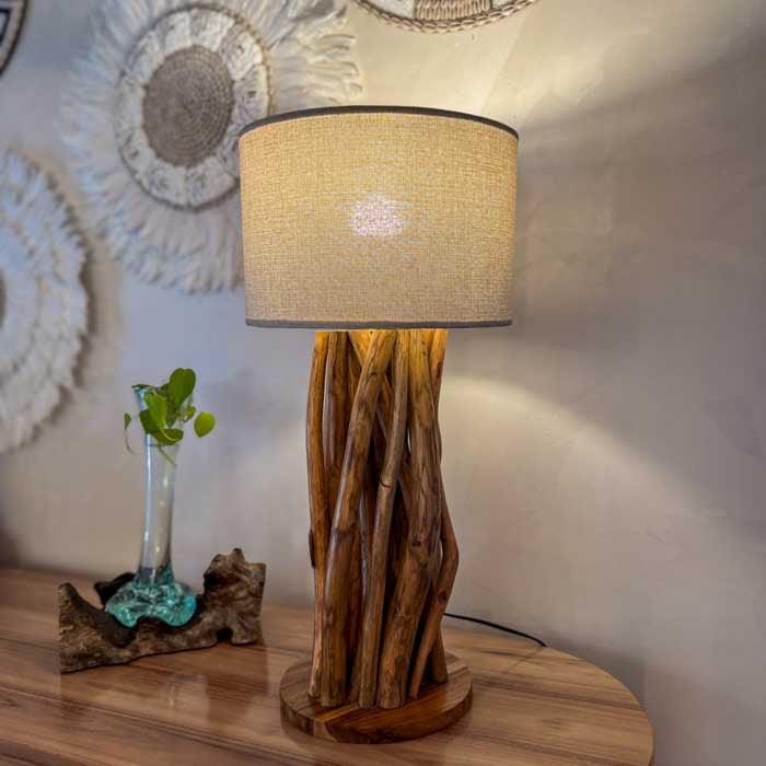 Abajur artesanal feito à mão em Bali com base de madeira teca natural, destacando textura orgânica e design sustentável