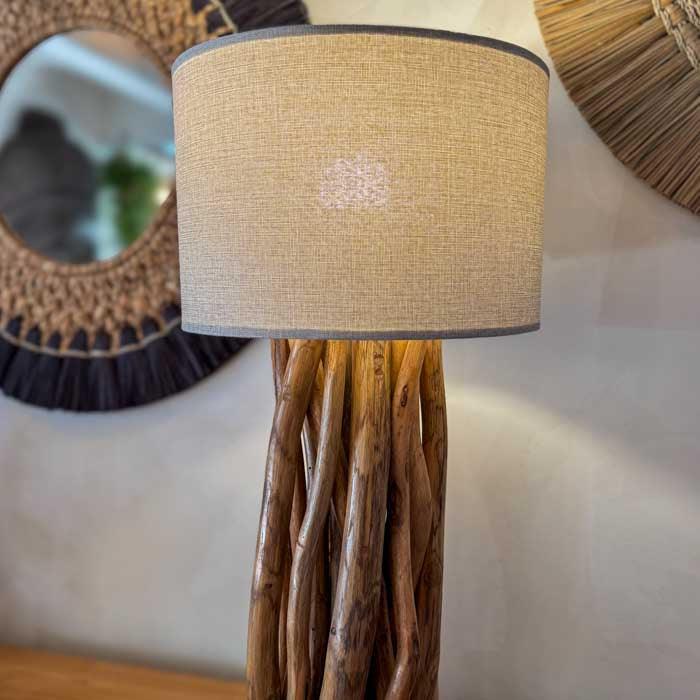 Ilumine com aconchego: o charme rústico deste abajur de teca transforma qualquer ambiente com elegância natural