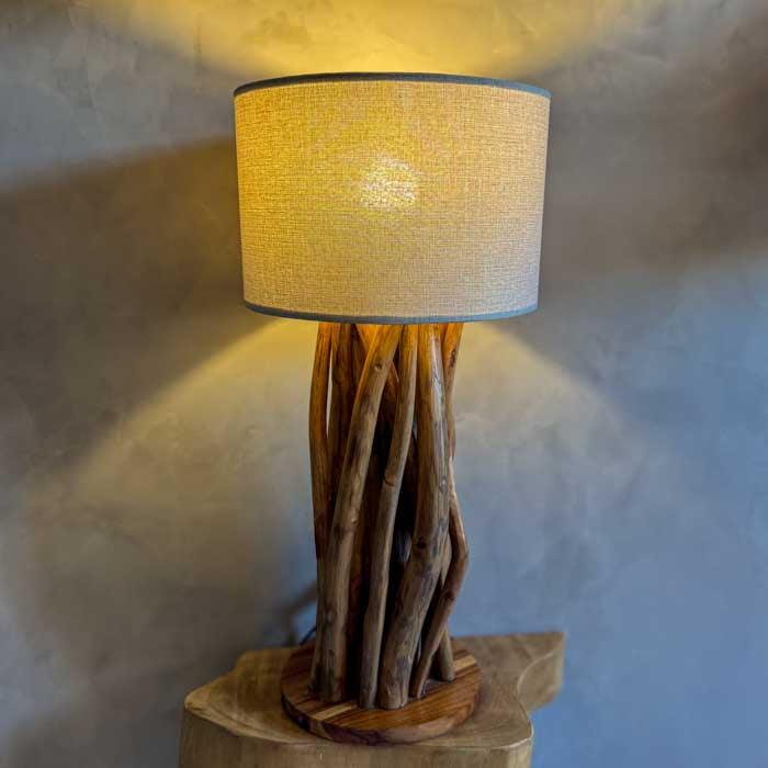 Cada curva da madeira conta uma história: este abajur balinês une arte natural e luz suave para um lar mais autêntico.