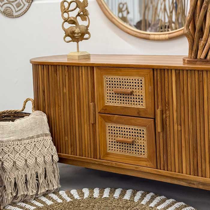 Funcionalidade e beleza em um só móvel: este gabinete de teca com porta deslizante organiza e decora com estilo tropical elegante.