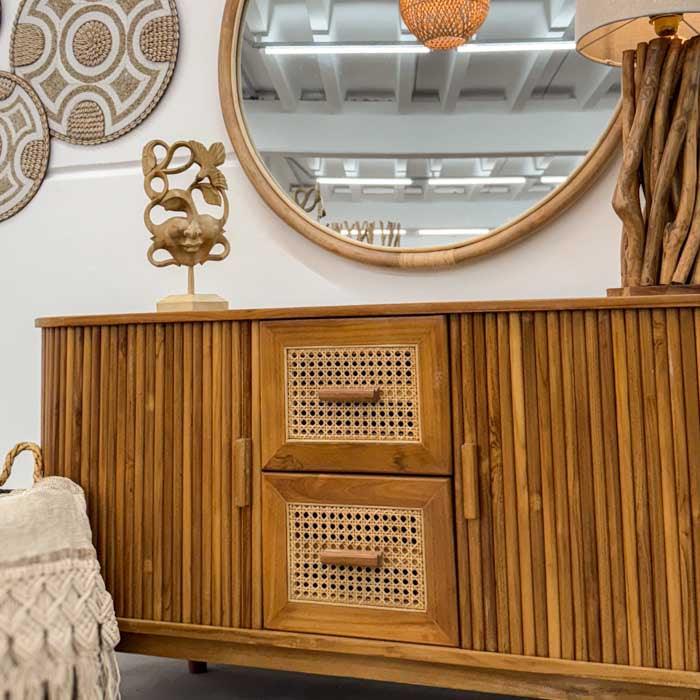 Direto de Bali para sua casa: o gabinete Canggu combina rusticidade, design limpo e a sofisticação da madeira teca em cada detalhe.