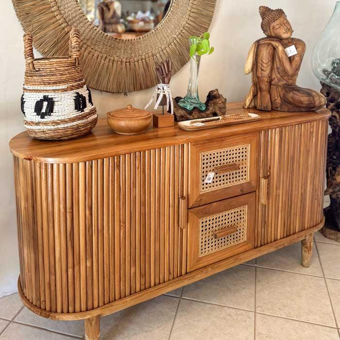 Gabinete feito à mão em madeira teca natural com porta de correr, originário de Bali, com acabamento artesanal e estrutura sólida.