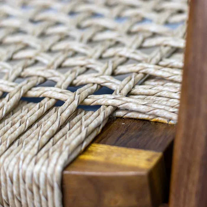 Mobiliário funcional com design rústico e acabamento natural indonésio.