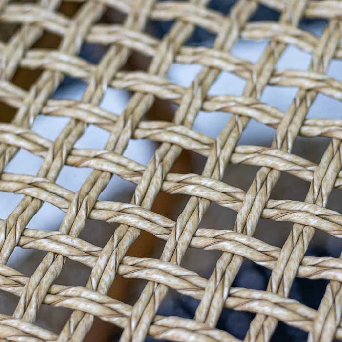 Cadeira de jantar com estrutura robusta e visual orgânico.