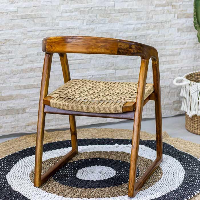 Objeto decorativo feito à mão com madeira tropical durável e elegante.