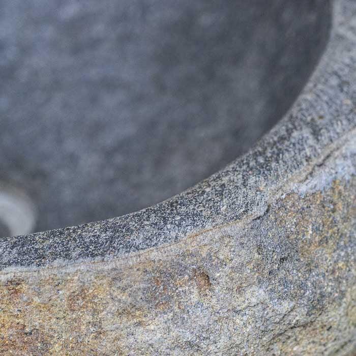 Cuba da Indonésia com design escultural e textura original, perfeita para lavabos elegantes.