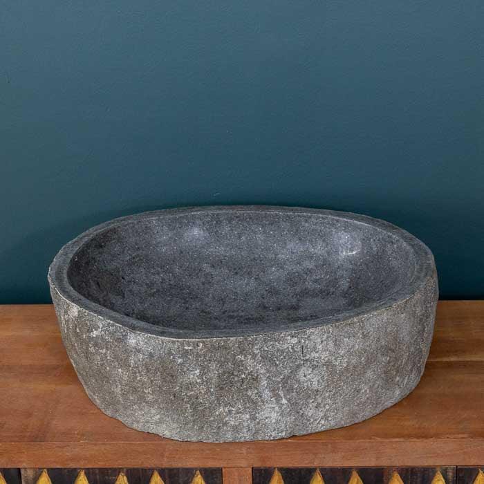 Cuba em pedra natural com medidas de 40x50cm, esculpida à mão em Bali com textura rústica.