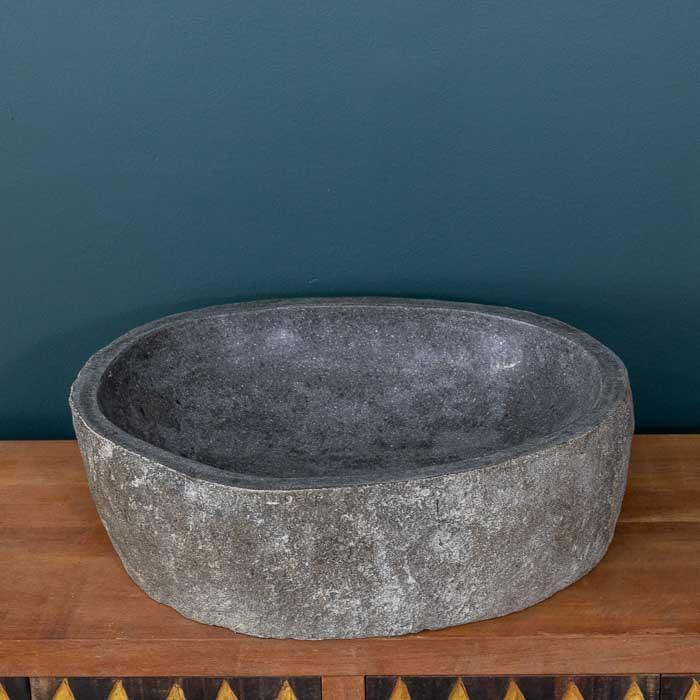 Cuba em pedra natural com medidas de 40x50cm, esculpida à mão em Bali com textura rústica.