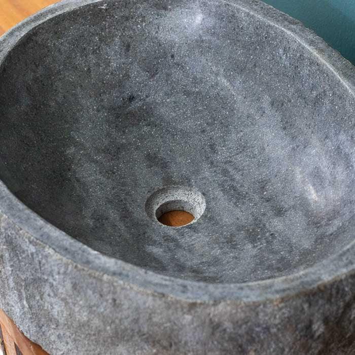 Pia feita à mão na Indonésia em bloco de pedra, perfeita para lavabos elegantes e rústicos.