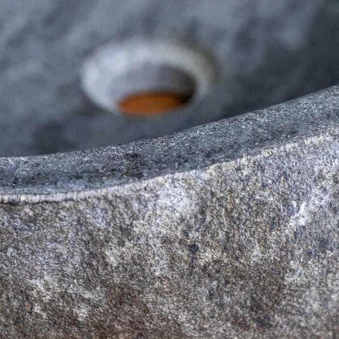 Objeto exclusivo em pedra esculpida, unindo tradição de Bali e beleza orgânica para seu espaço.
