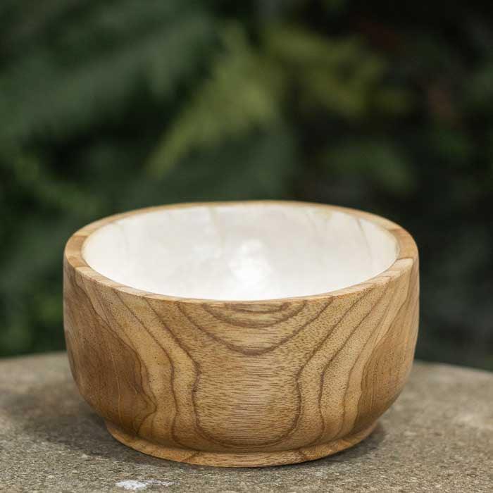 Tigela artesanal feita em madeira teca com aplicação de madrepérola, produzida manualmente em Bali.