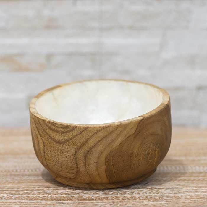 Objeto funcional e decorativo, ideal para servir ou compor mesas com estilo rústico e étnico.