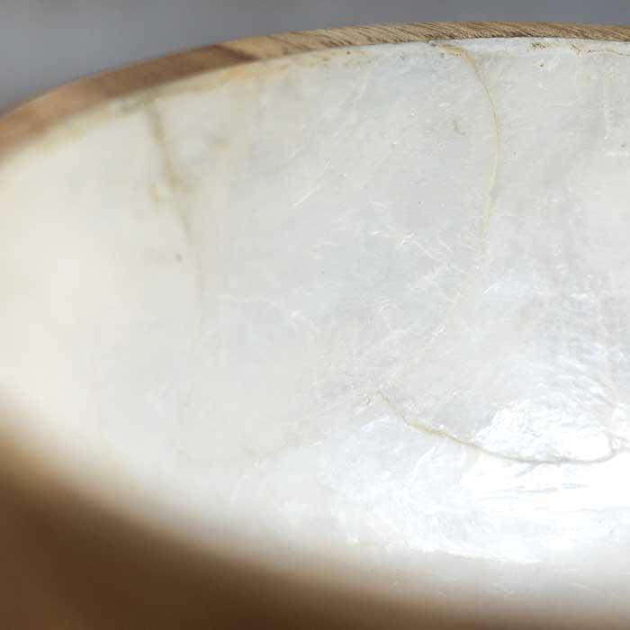 Tigela decorativa com acabamento refinado, combinando o calor da madeira com o brilho da madrepérola para enriquecer sua mesa.