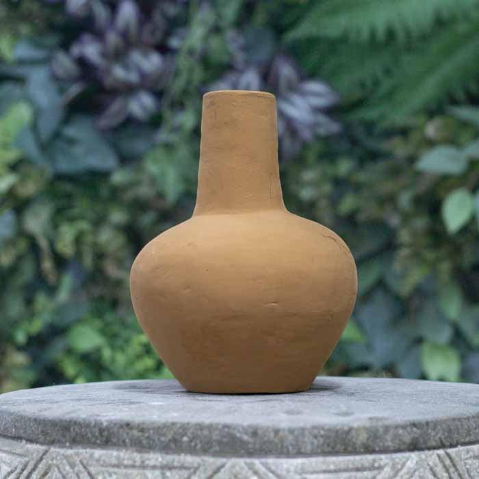 Adicione charme orgânico com este vaso em terracota: perfeito para composições minimalistas e naturais