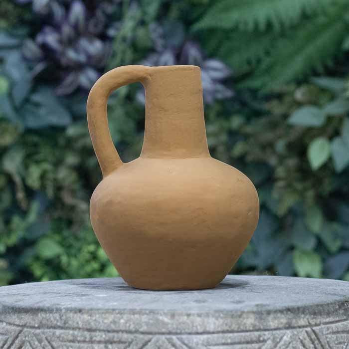 Vaso decorativo balinês com acabamento cru, destacando a beleza natural da cerâmica tradicional.