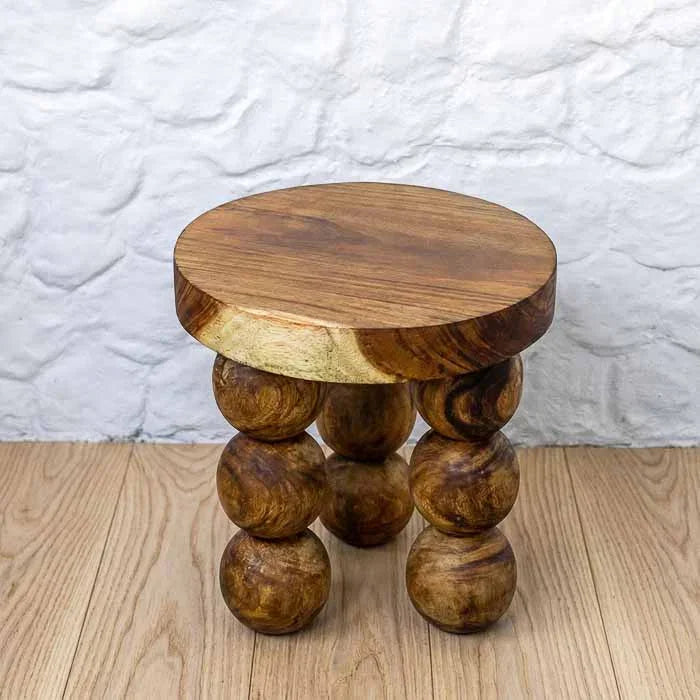 Mesa de centro artesanal em madeira teca com base formada por colunas de esferas sobrepostas.