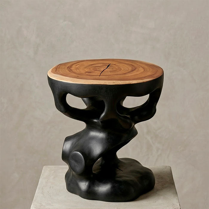 Mesa lateral de Bali com design abstrato fluido em ambiente de decoração clean e sofisticada.