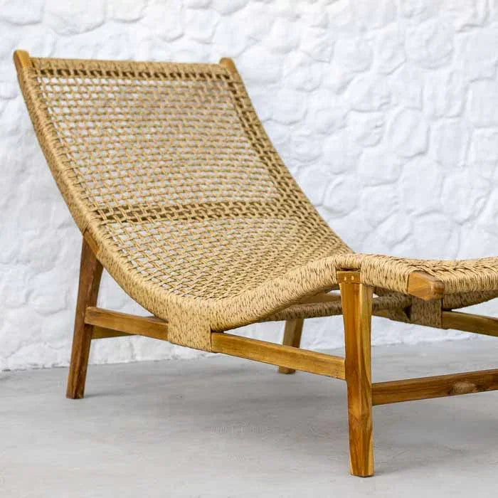 Cadeira espreguiçadeira ergonômica feita à mão na Indonésia com grama marinha.