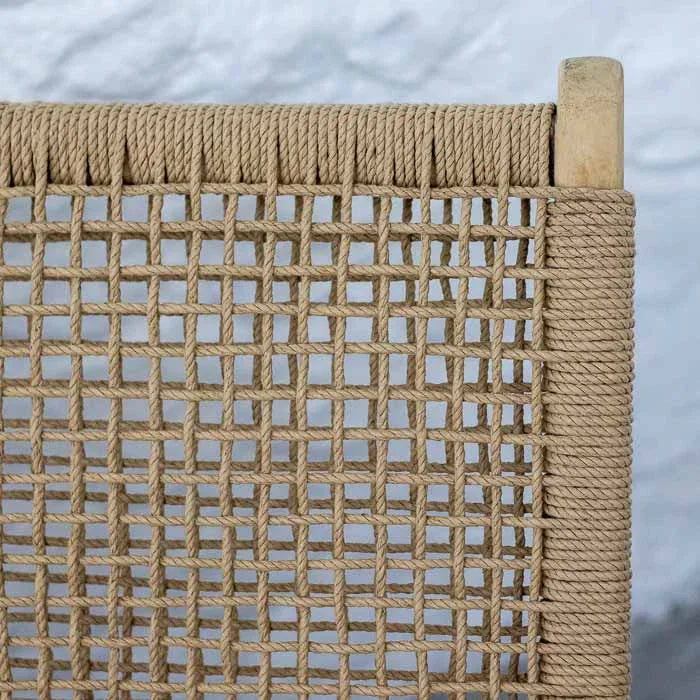 Poltrona rústica em madeira e fibra de papel para composição de interiores sofisticados.