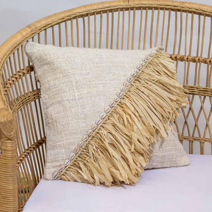 Almofada quadrada feita à mão em Bali, com tecido de linho ou fibra natural clara.