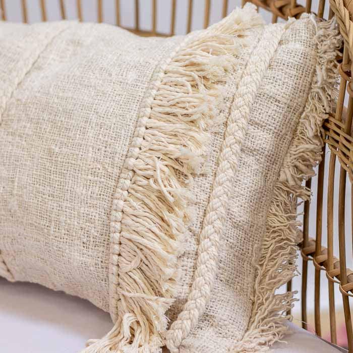 Peça de decoração feita à mão, em tonalidade off-white, ideal para sofá.