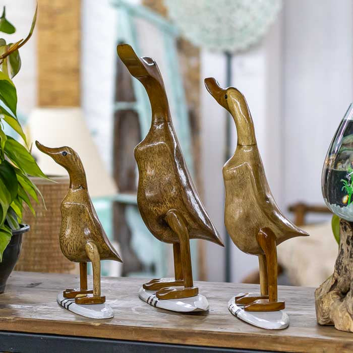 Arte balinesa em bambu com design divertido de pato surfista