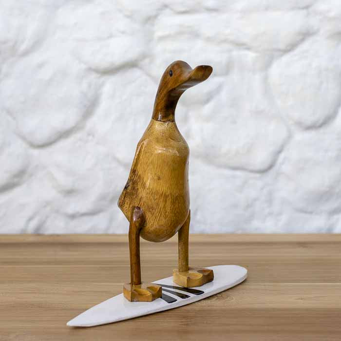 Escultura Pato Surfista artesanal em bambu feita em Bali