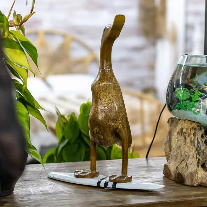 Escultura tropical em bambu representando pato surfista de Bali