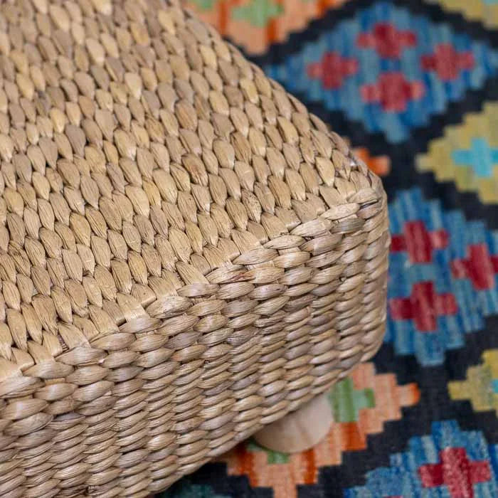 Assento adicional em fibra natural, ideal para ambientes que prezam por texturas.