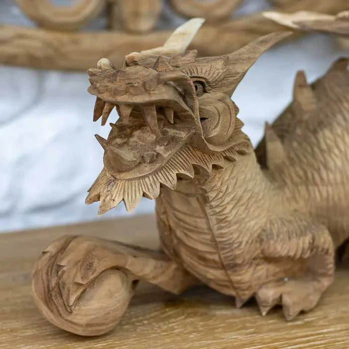 Arte balinesa em madeira representando dragão oriental protetor