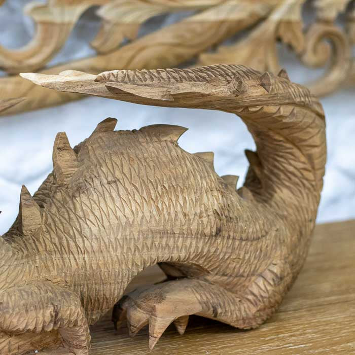 Escultura de dragão feita à mão com detalhes culturais de Bali