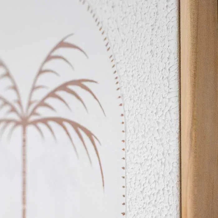 Composição de parede com quadro de palmeira tropical e textura artística branca.