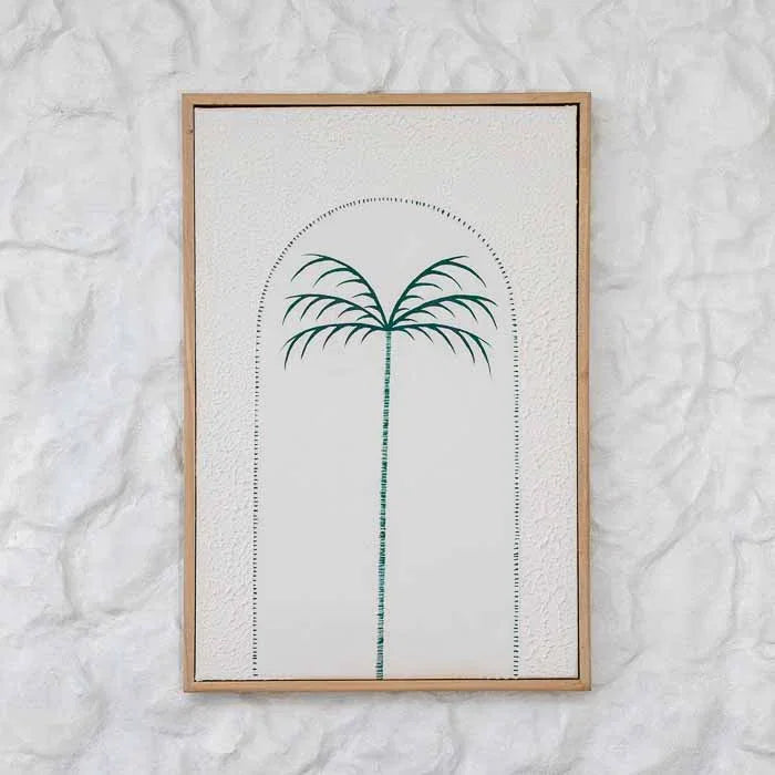Quadro texturizado artesanal de Bali com desenho de palmeira tropical verde e moldura clara.