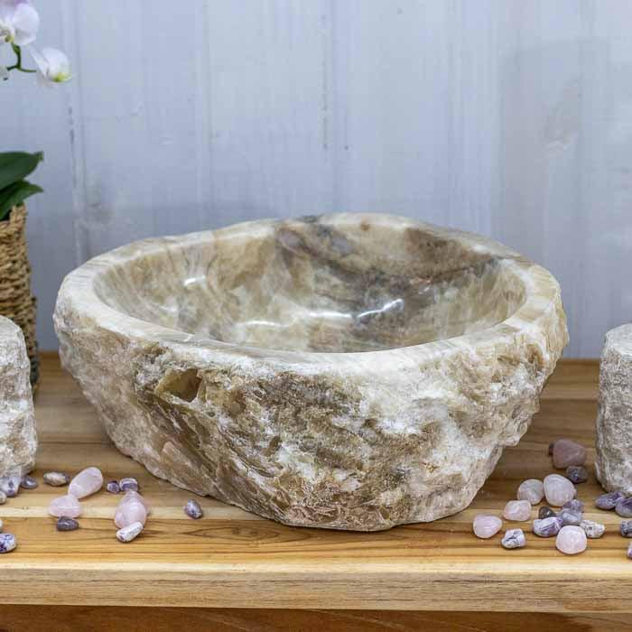 Cuba artesanal esculpida, peça exclusiva que exalta a beleza mineral do Ônix.