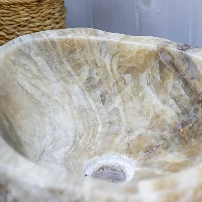 Pia de lavabo feita à mão, importada de Bali, com bordas orgânicas e rústicas.