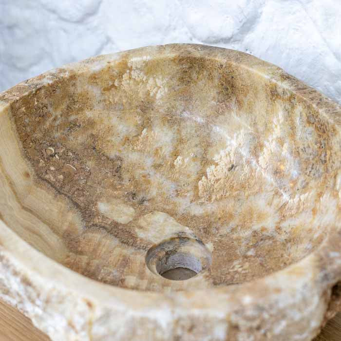 Cuba orgânica em ônix natural com polimento suave e formato exclusivo esculpido pela natureza.
