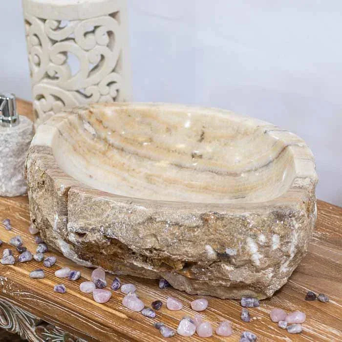 Item de luxo para lavabo, pia feita à mão na Indonésia, com tonalidades claras.