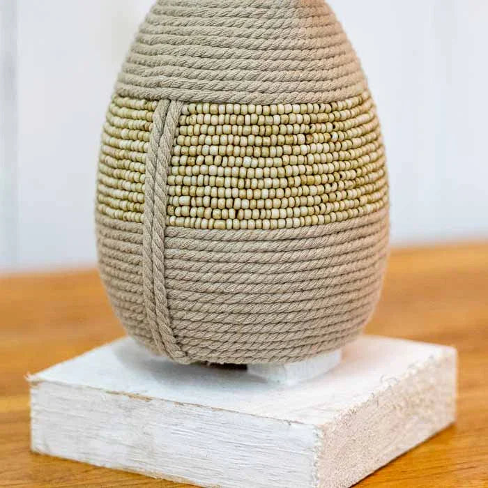 Peça exclusiva de arte indonésia: boneca de Bali em madeira e fibra para home decor sofisticado.