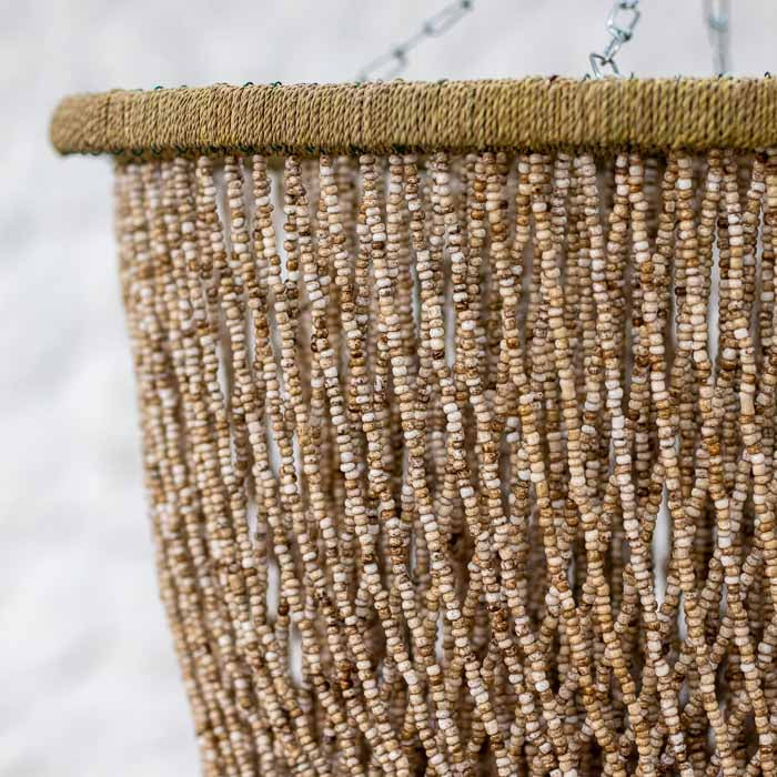 Luminária decorativa de teto estilo boho chic com cascata de miçangas em três níveis escalonados.