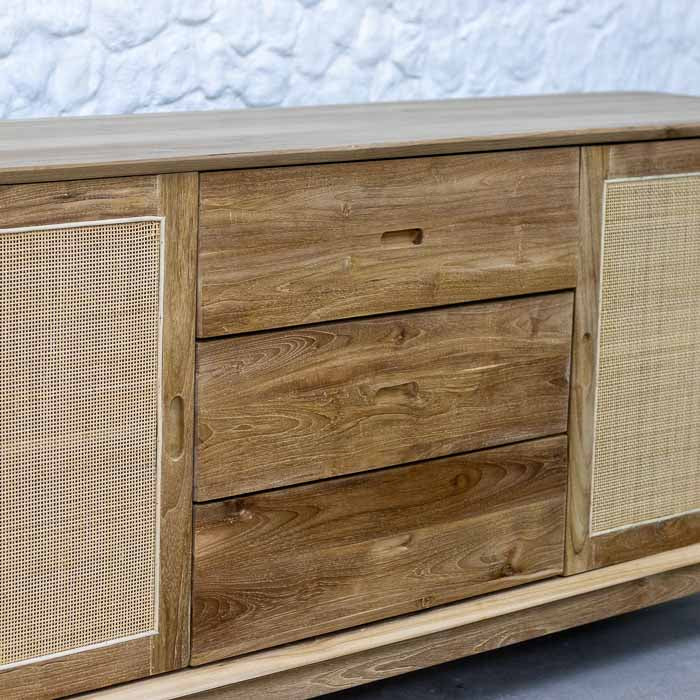 Buffet artesanal de 200cm em madeira e rattan balinês para organização de salas de jantar e estar.