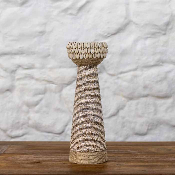 Castiçal Decorativo Coluna Boho com Búzios e Miçangas Tons Terrosos.