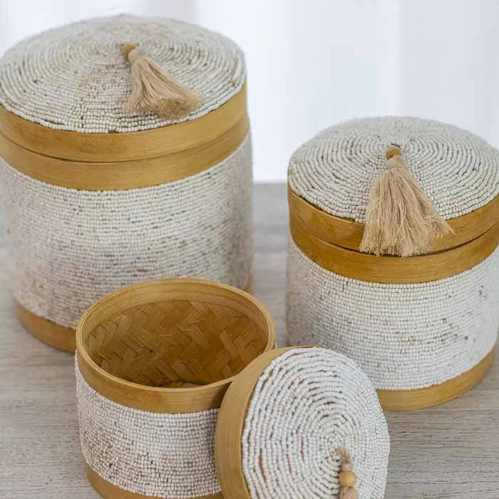 Organizadores de mesa balineses em fibra natural e miçangas brancas para joias.